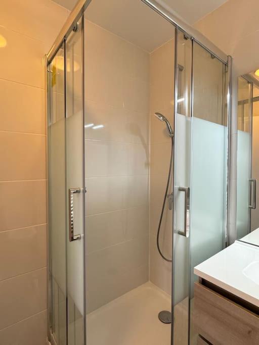 Moderne Avec Balcon Proche De Paris Appartement